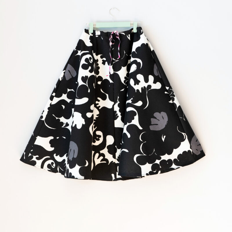 Black and white circle skirt in 100% cotton with adjustable waist and side pockets