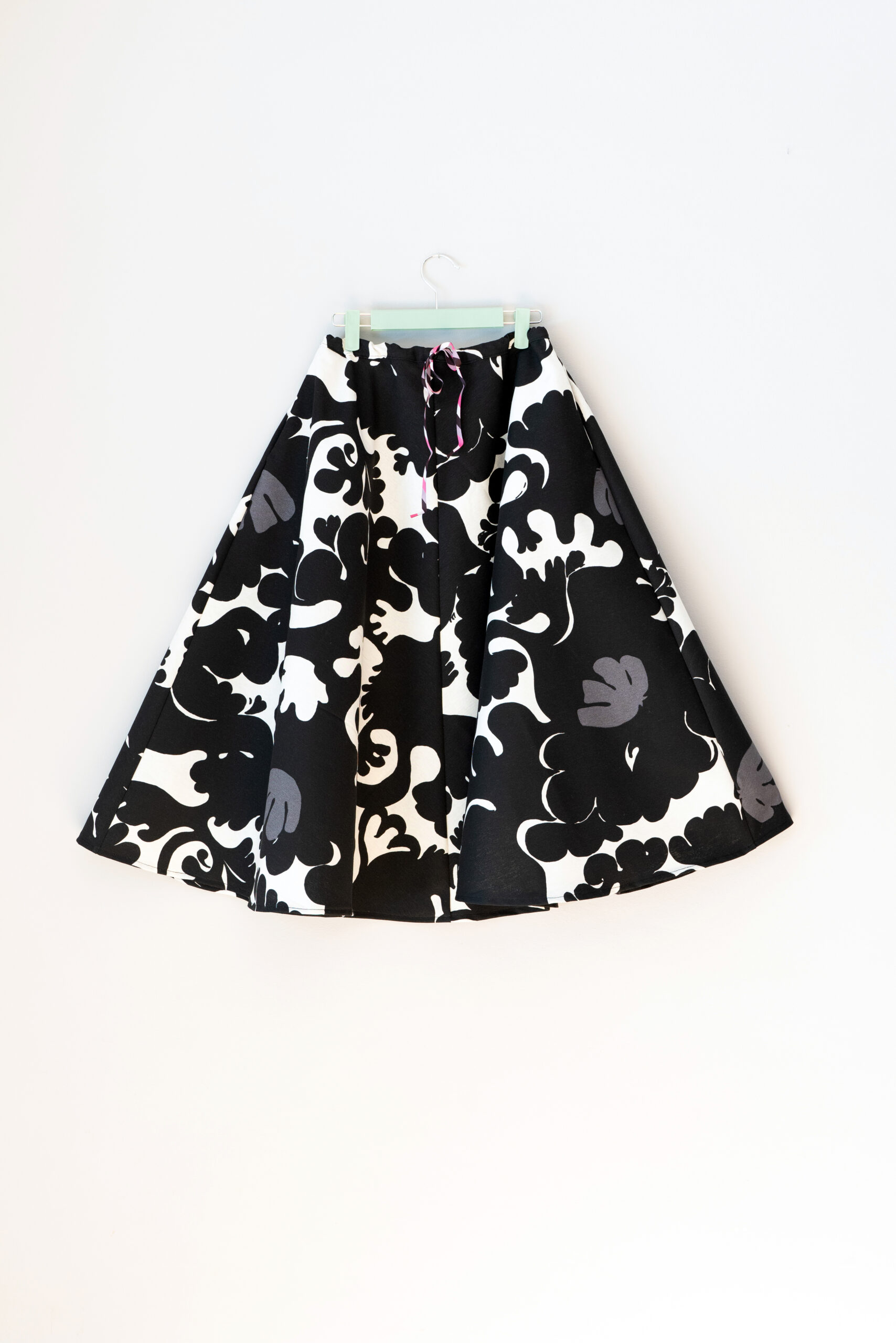Black and white circle skirt in 100% cotton with adjustable waist and side pockets