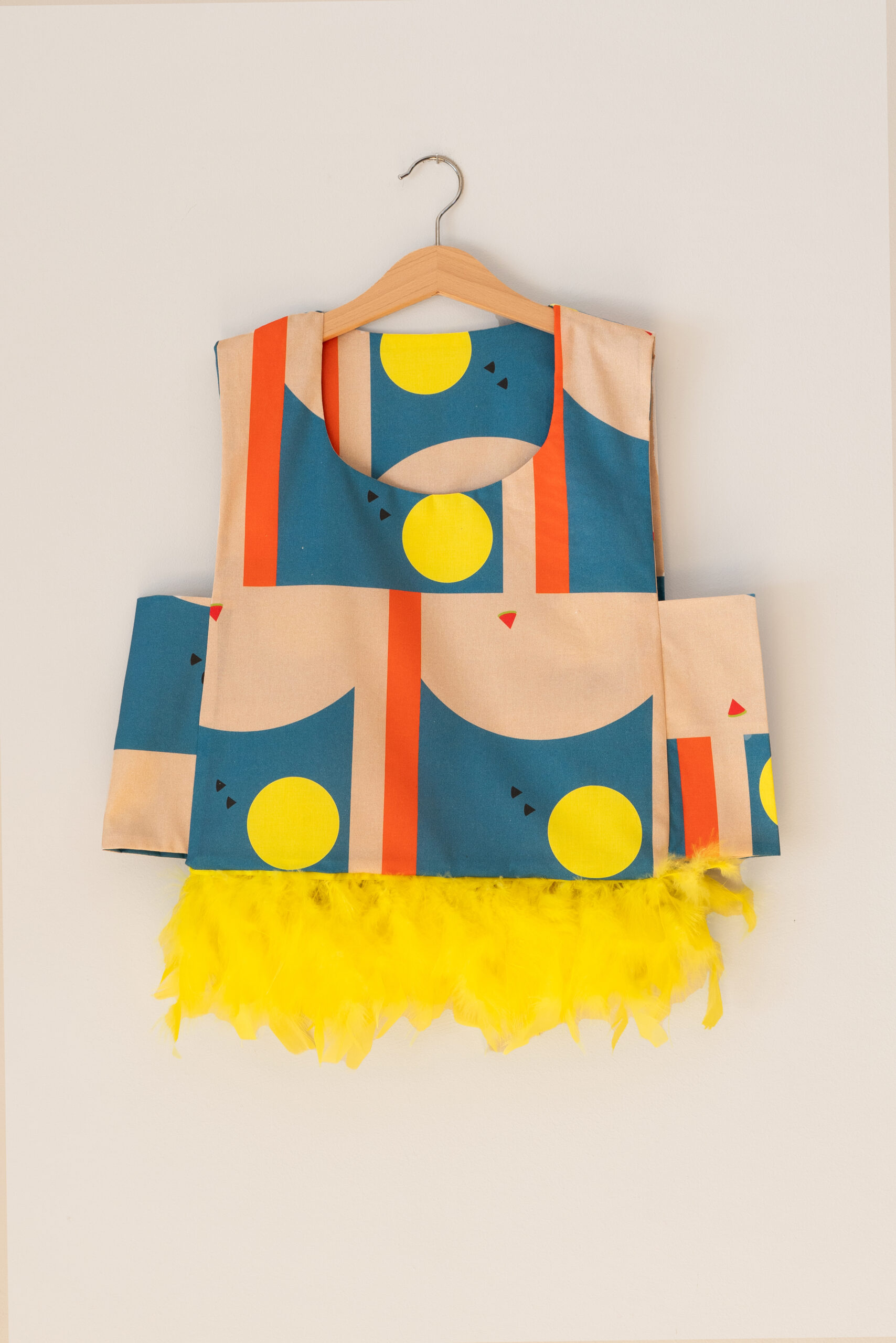 Top front, colours, yellow